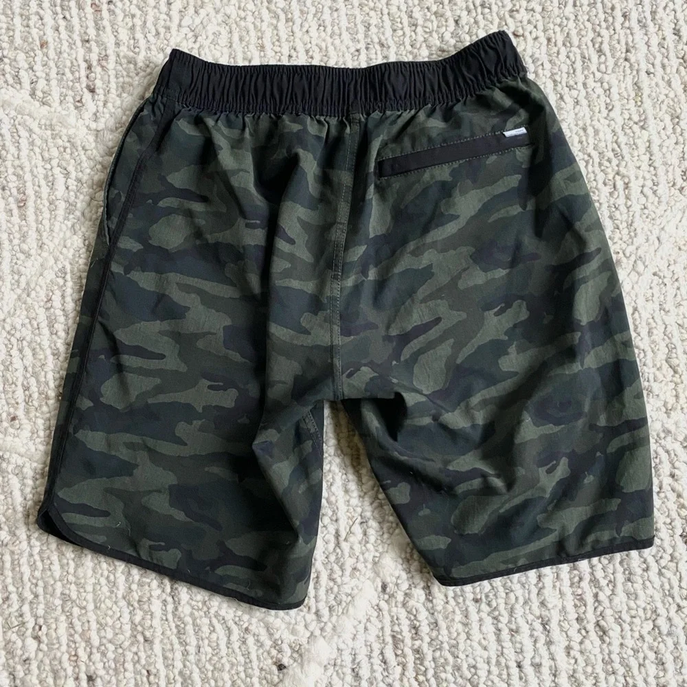VUORI men’s green camo 9” shorts size‎ small